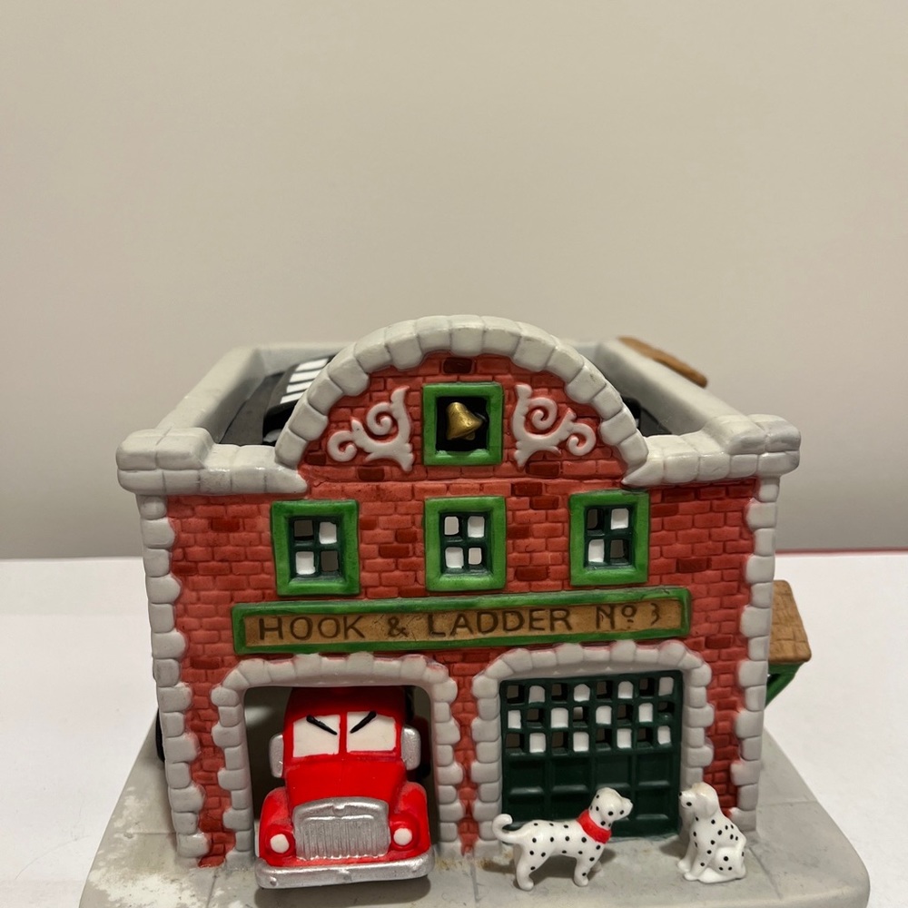 PARTYLITE FIRE STATION HOOK & Ladder P7300-TEA LIGHT CANDLE Dogs